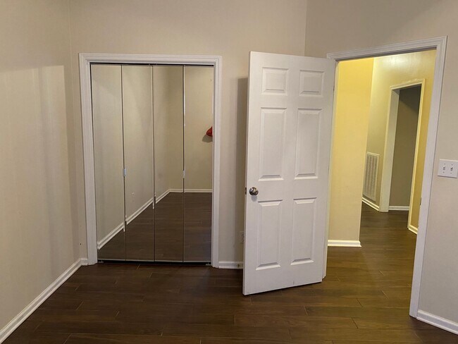 Building Photo - Beautiful Open Floor Plan.  3bed 2bath One...