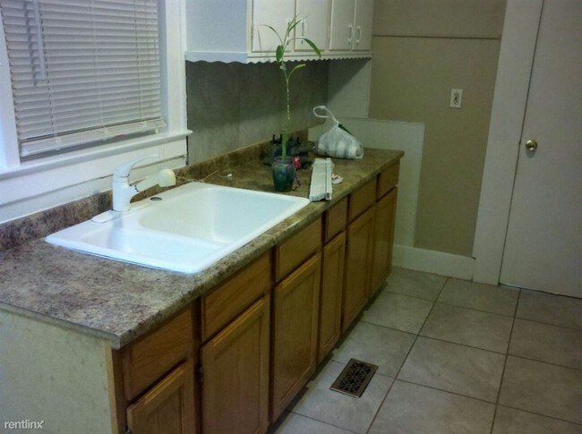 Building Photo - 1 br, 1 bath Apartment - 254 Baldwin Ave 2