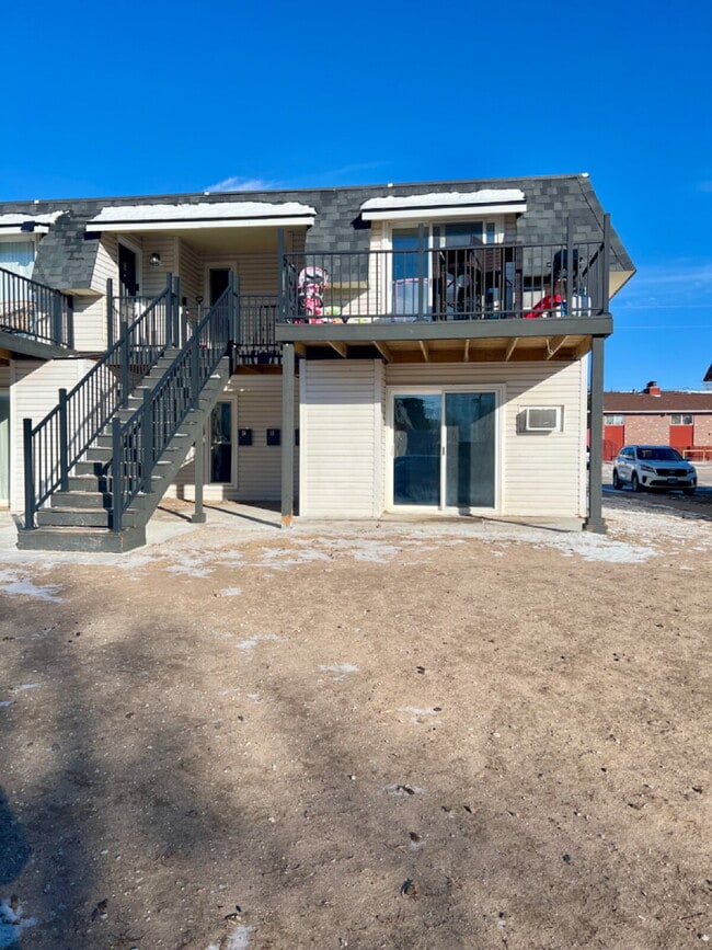 Building Photo - Conveniently located updated 2 bedroom!