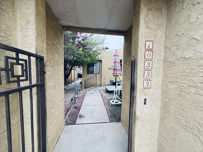 Building Photo - 10333 Camino Del Oso NE