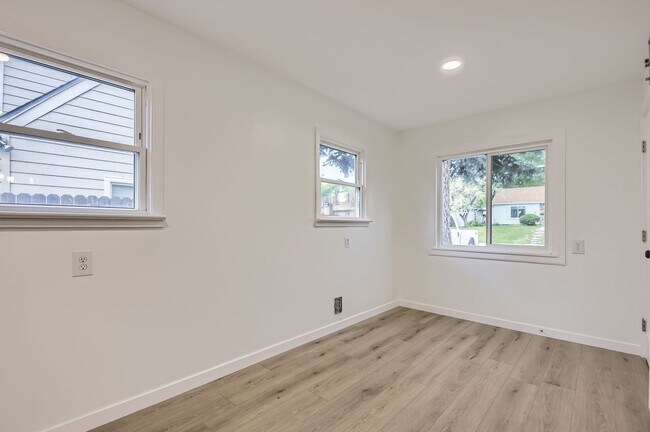 Building Photo - Remodeled 2BD, 1.5BA Chaffee Park Home wit...