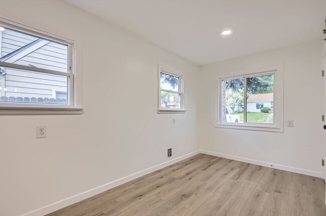 Building Photo - Remodeled 2BD, 1.5BA Chaffee Park Home with 1-Car Garage