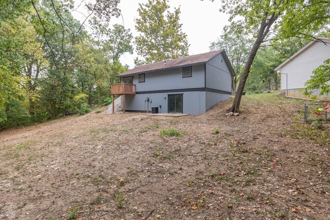 Building Photo - 5714 N Maple Ct
