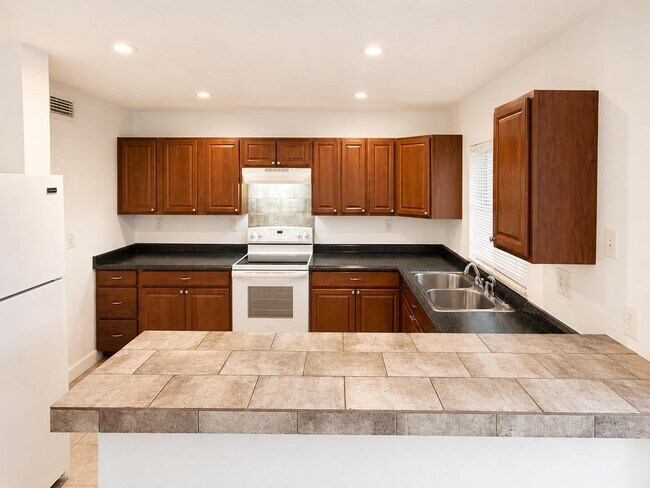 Building Photo - 5728-5728 Blueberry Ct