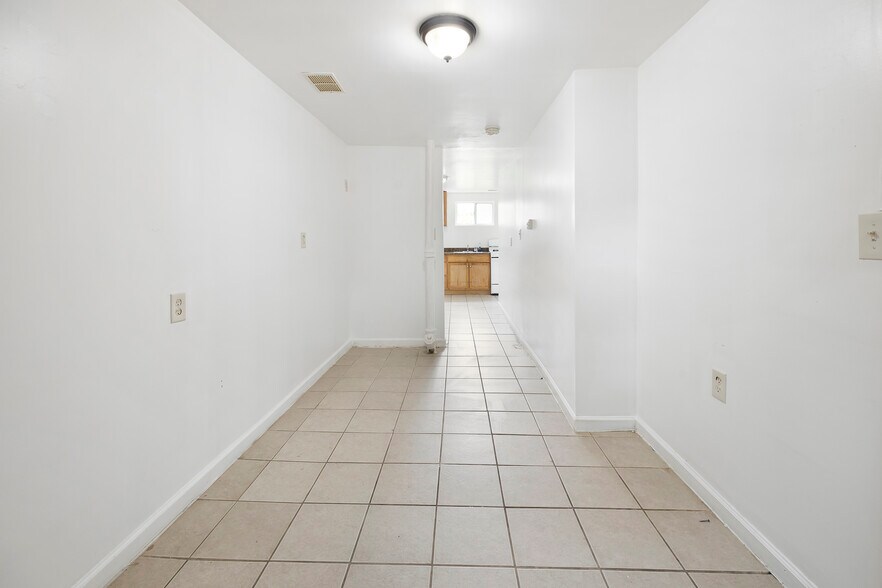 Building Photo - 3816 W Bay Ave