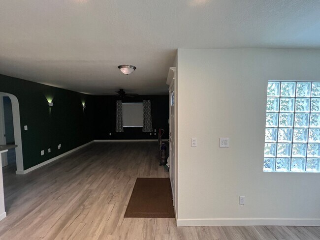 Building Photo - Cozy 2 Bedroom Home