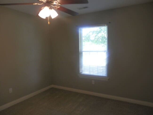 Building Photo - Nice 3 Bed 2 Bath House!