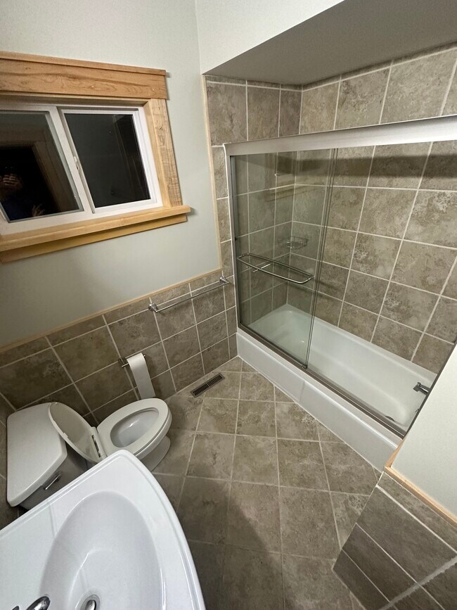 Building Photo - 661 Beech St