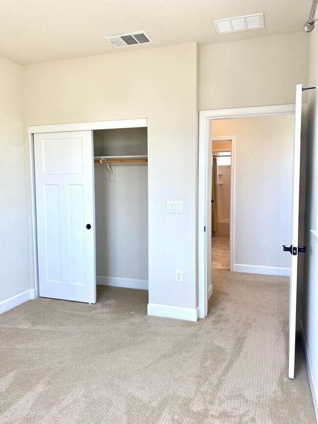 Building Photo - Stunning five bedroom in The Cannery