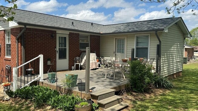 Building Photo - 204 Crest Dr