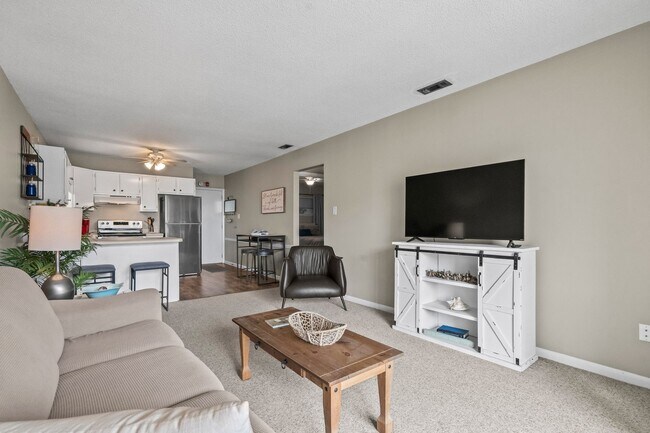 Building Photo - Close to the beach