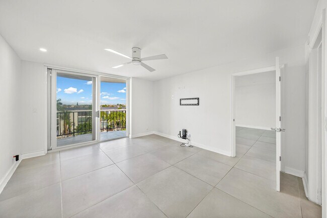 Building Photo - 3051 NE 48th St