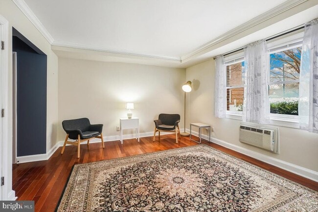 Building Photo - 906 S Washington St