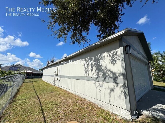 Building Photo - 313 Azincourt Ln