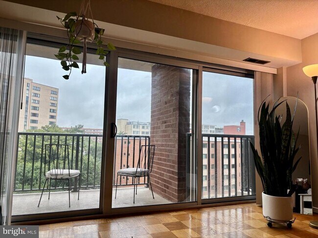 Building Photo - 1300 Army Navy Dr