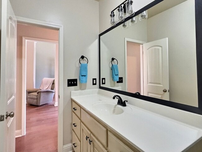 Building Photo - 4 Bed, 2 Full Bath Home w/ In-Ground Pool in Desirable Lake Forest!