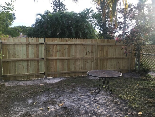 Building Photo - Updated Villa in Greenacres