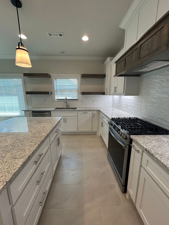 Building Photo - Beautiful Modern Home in Pea Ridge!