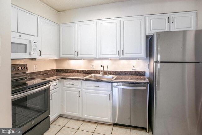 Building Photo - 3800 Fairfax Dr