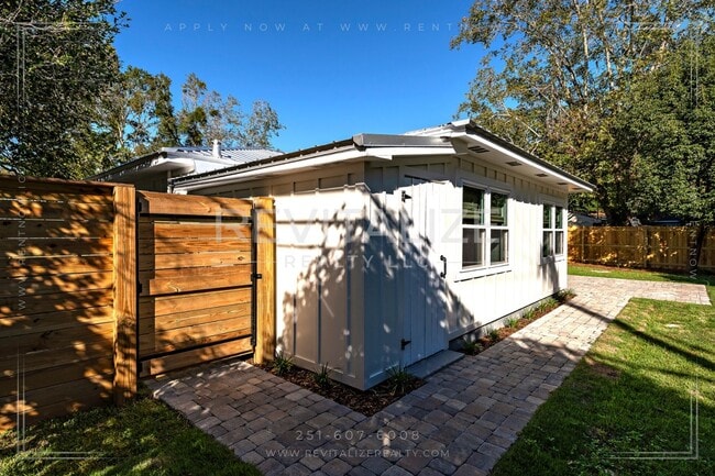 Building Photo - Perfect 3 Bd / 2 Ba Olde Towne Daphne Home!