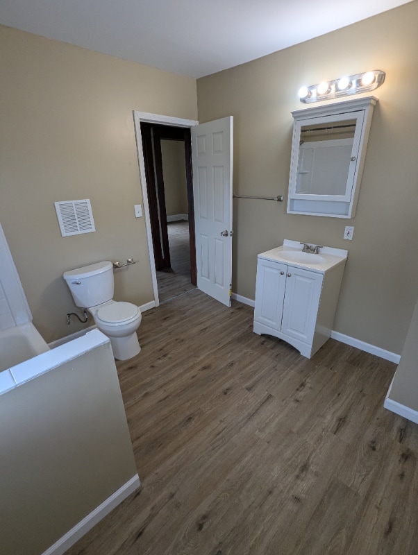 Building Photo - 617 Dewey Ave