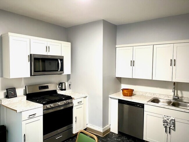 Building Photo - 916 Ackerman Ave