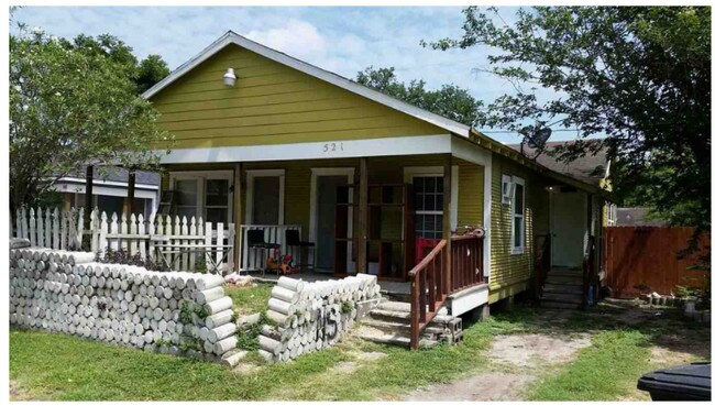 Primary Photo - Rosamond Triplex