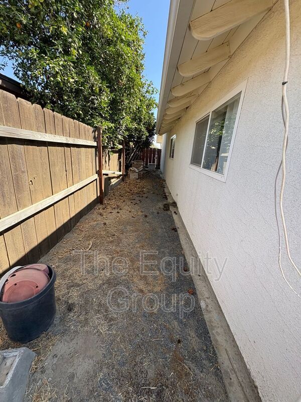Building Photo - 473 W Deodar Ln