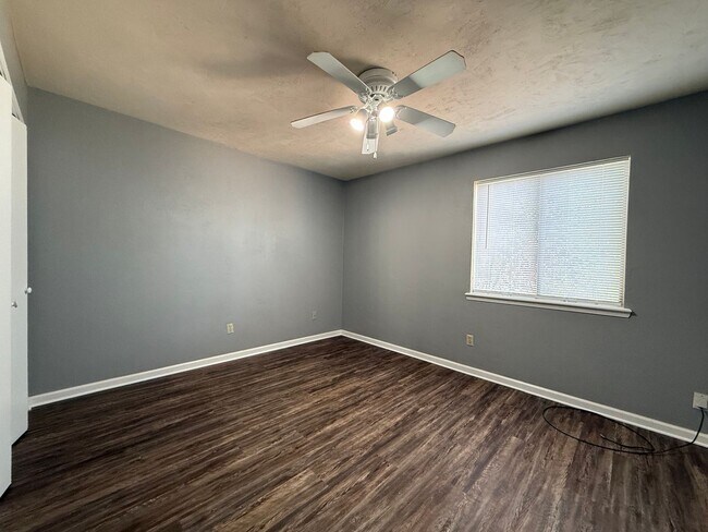 Building Photo - Downstairs unit of Mahan. Close to TMH.