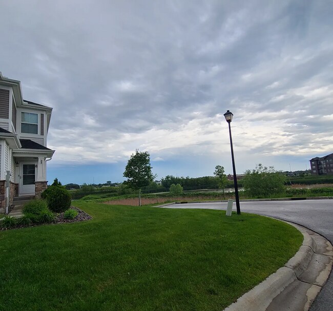 Building Photo - Beautiful 4bed 3.5bath End Unit Townhome With Walk-Out Basement!