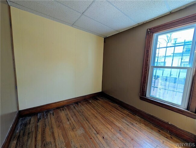 Building Photo - 325 Box Avenue Unit