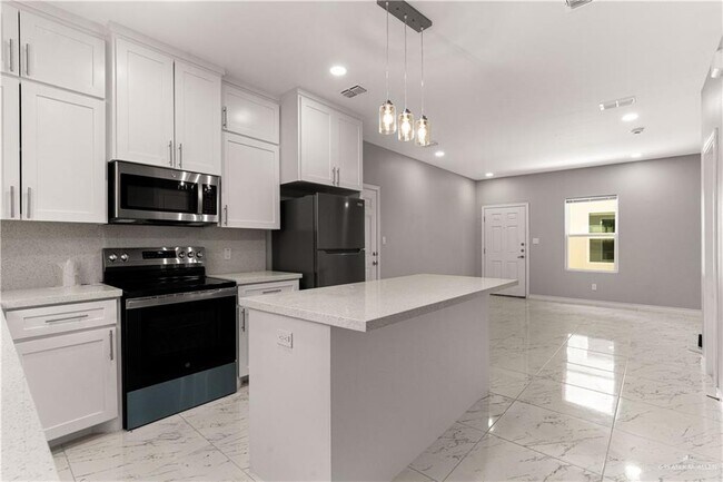 Building Photo - 2409 E Viviana St