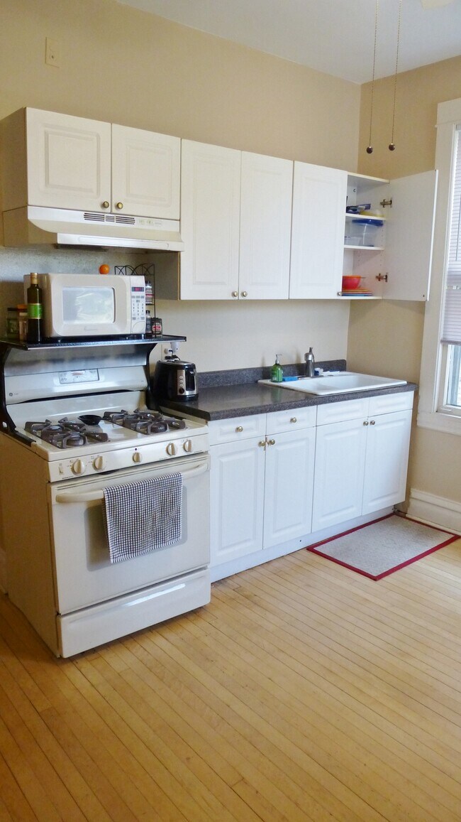 Kitchen - 2216 W Giddings St