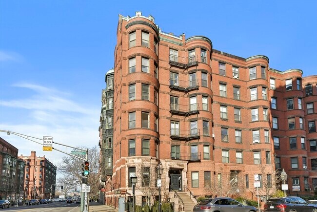 Building Photo - 411 Marlborough St