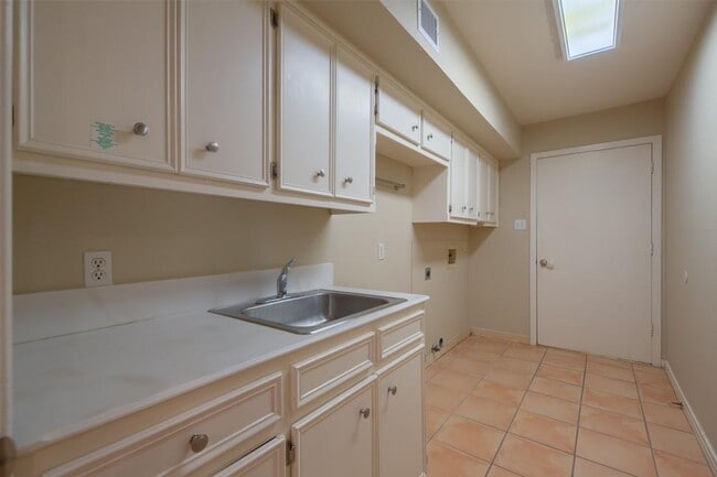 Building Photo - 10907 Legends Ln