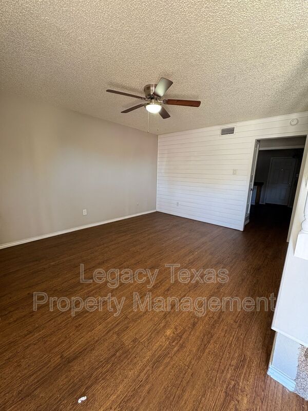 Building Photo - 1610 Sun Valley Dr