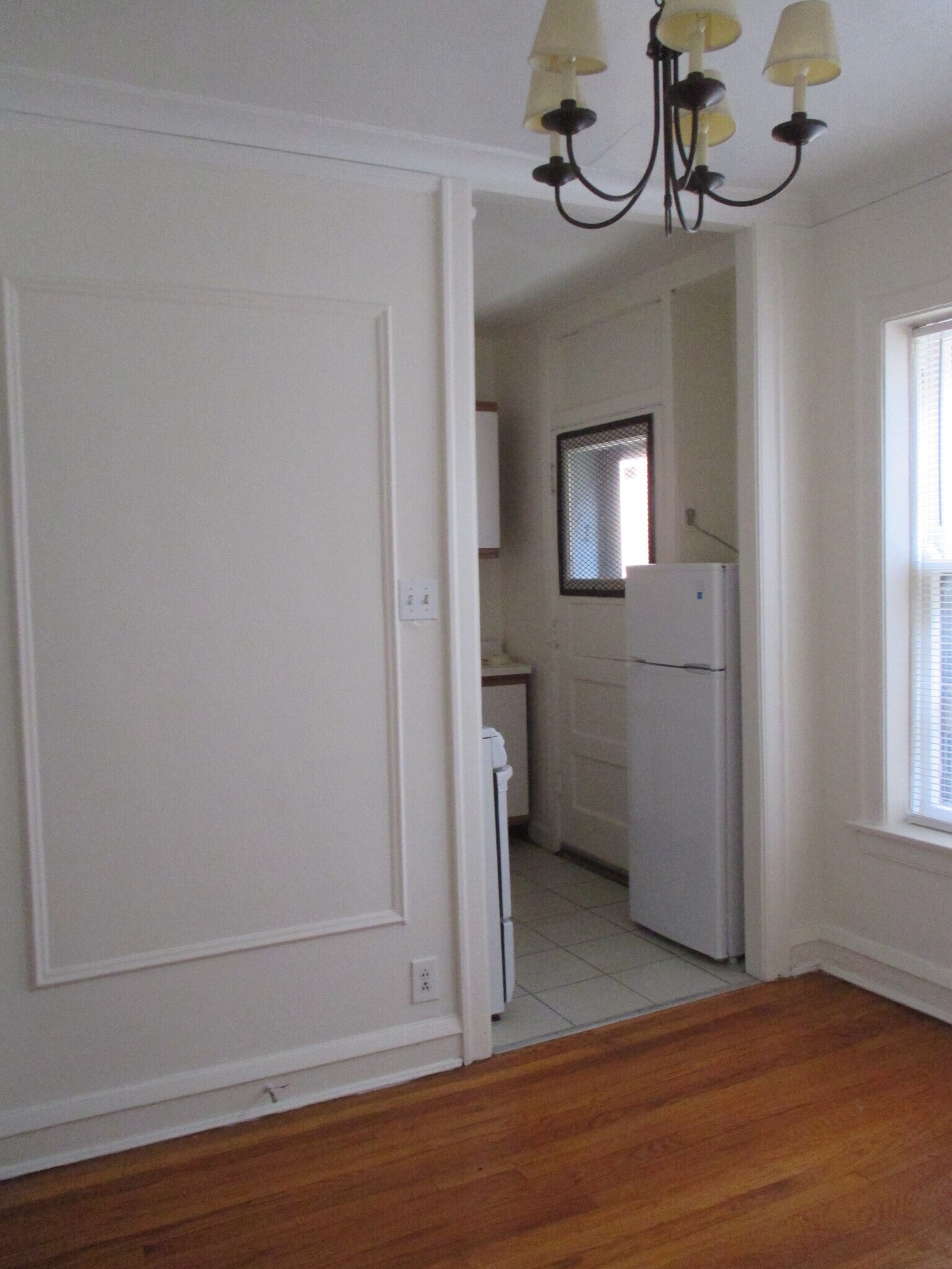 Building Photo - 921 W Oakdale Ave