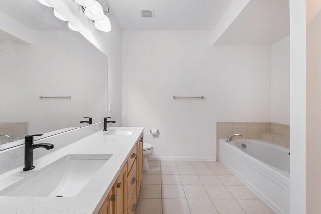 Building Photo - 2925 N Knightsbridge Cir