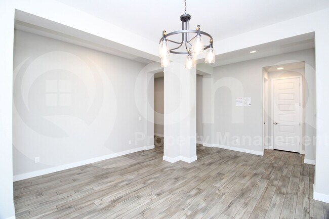Building Photo - 10635 E Tumbleweed Ave