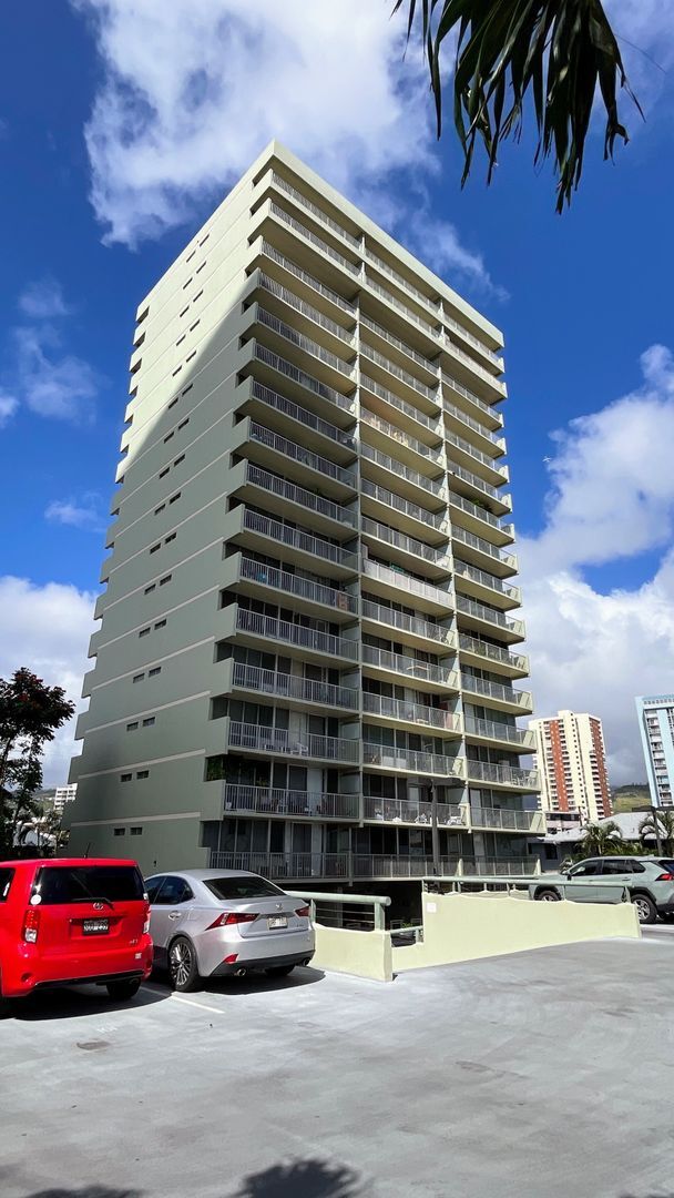 Building Photo - Conveniently located Iolani Regent 1Bed 1B...