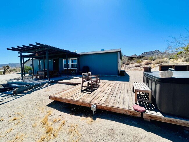 Building Photo - Updated 3 bd, 2 ba on 1.98 Acres with Hot Tub!