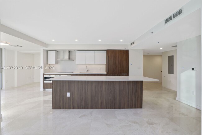Building Photo - 1500 Bay Dr E