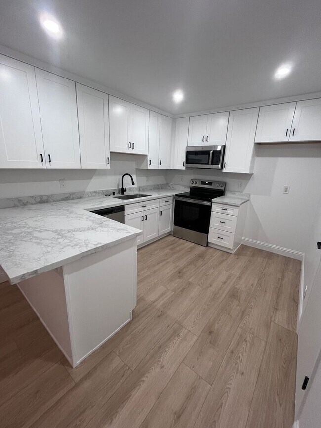 Building Photo - BEAUTIFULLY REMODELED 3 BEDROOM DUPLEX!!