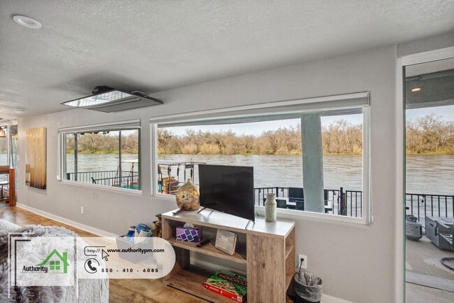 Building Photo - 3317 Riverside Dr