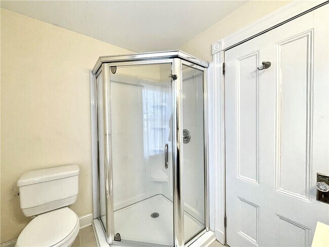 Building Photo - 14 Dresser St