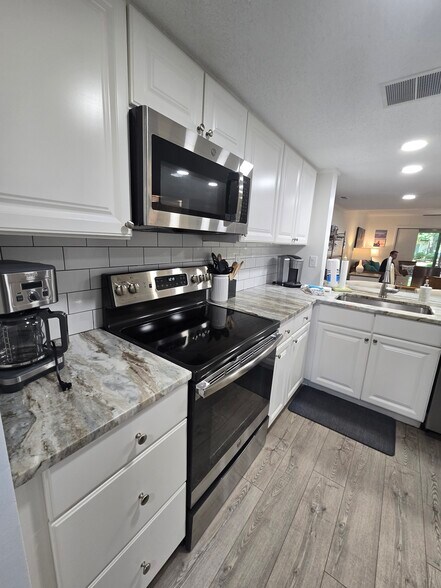 Building Photo - 26 S Forest Beach Dr