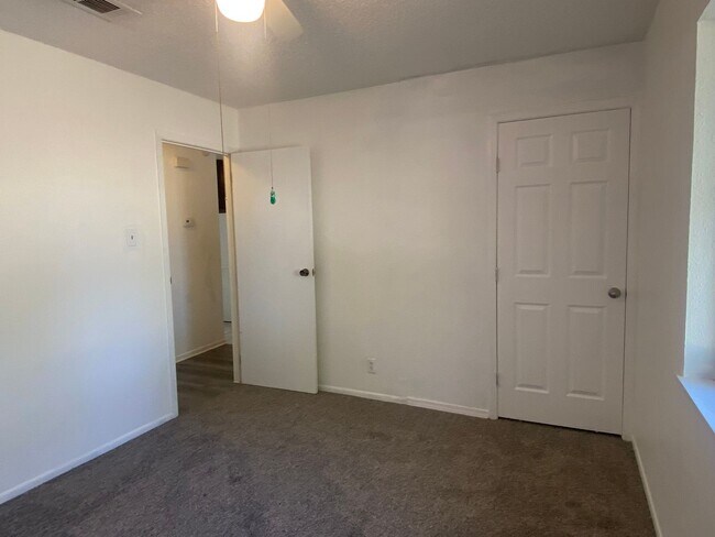 Building Photo - 2 BEDROOM DUPLEX, LAWN CARE AND WATER INCL...