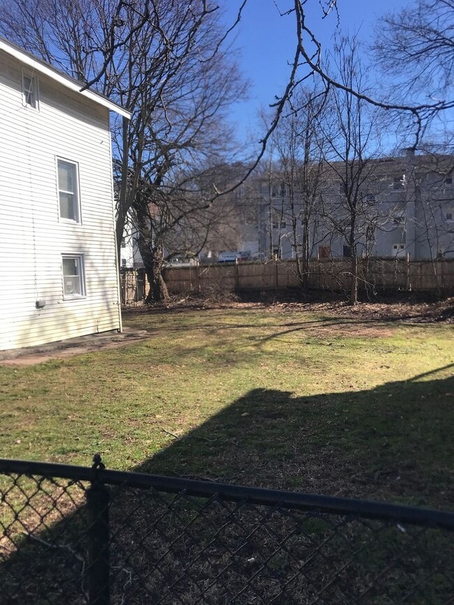 Building Photo - 4 Bedroom Single Family Home in Fairhaven