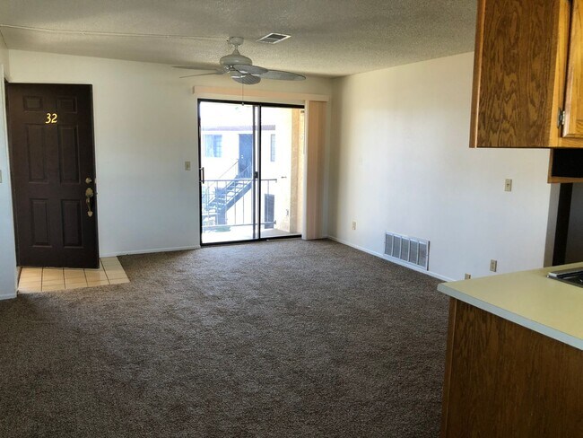 Building Photo - 2 BR Condo in gated community with many ut...