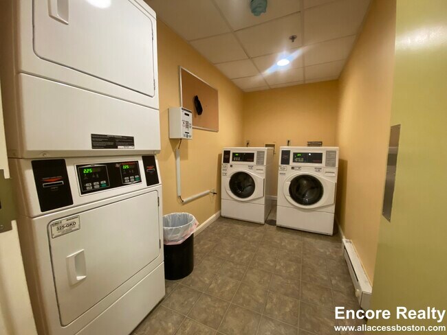 Building Photo - 35 Park Dr